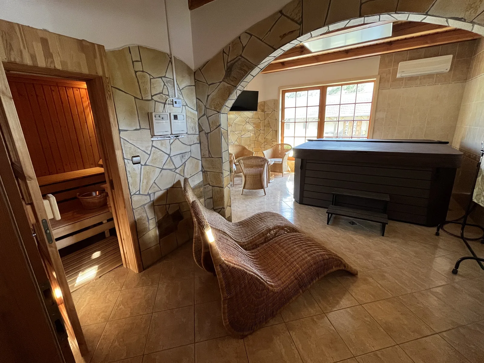 Somodi Vendégház — wellness részleg fonott pihenőággyal, szaunával és jakuzzival